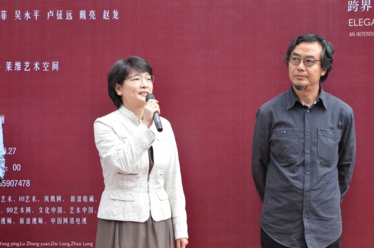 隋建国与滕菲都来到了展览的开幕现场
隋建国与滕菲都来到了展览的开幕现场