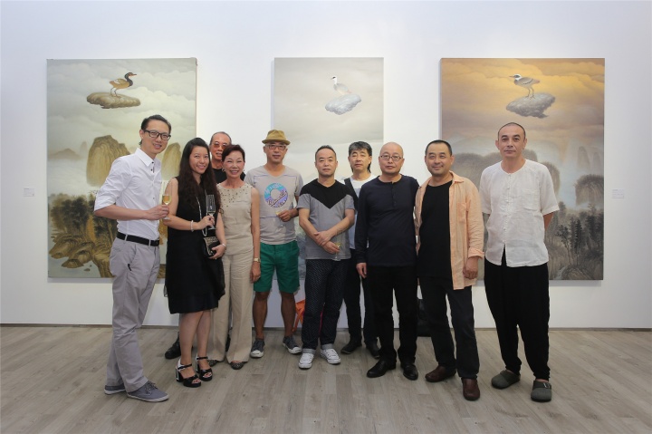 龙门雅集的河上·高惠君展览现场嘉宾合影（左起：李俊毅、曹蕾、施养德、李亚俐、杨少斌、陈文波、王劲松、河上·高惠君、潘修龙、黑月）
