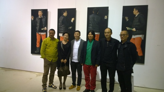 艺术家俸正杰(右三)、俸正泉(左三)在俸正泉作品《我(前)、(后)、(左)、(右)》前合影
艺术家俸正杰(右三)、俸正泉(左三)在俸正泉作品《我(前)、(后)、(左)、(右)》前合影