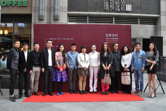 董事长赵羲及工作人员与艺术家、嘉宾合影
董事长赵羲及工作人员与艺术家、嘉宾合影