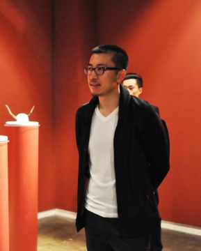 策展人卢征远表示,这场跨界展其实不单是首饰类展览,他定义它为艺术和生活之间的关系,把艺术的边界更往前推进了一步
策展人卢征远表示,这场跨界展其实不单是首饰类展览,他定义它为艺术和生活之间的关系,把艺术的边界更往前推进了一步