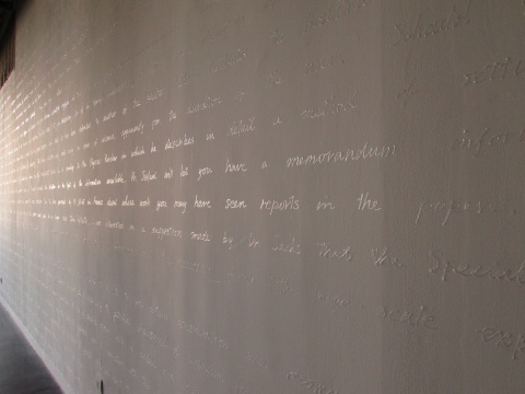 透明的文字书写于墙上，形成一种距离上的有限靠近
