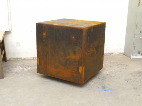 隋建国《一立方米的黑暗》雕塑 104x104x104 cm 2012
