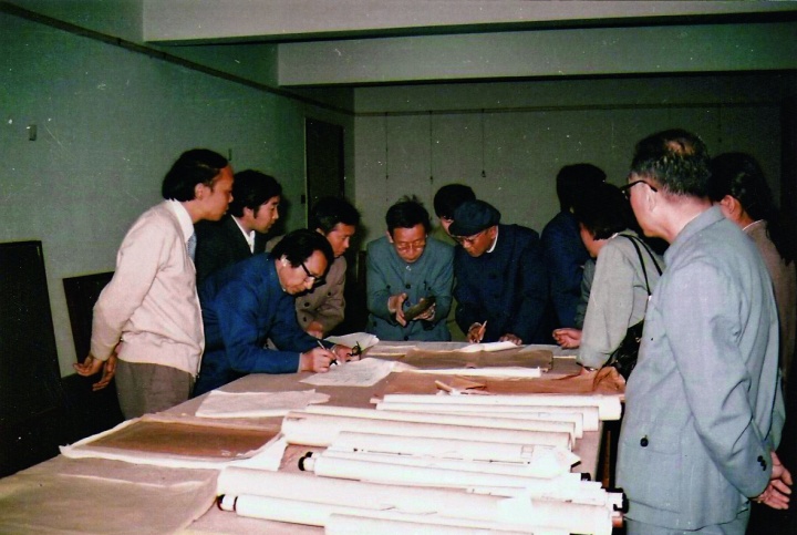 1986年5月12日在中央美院交接美术品
