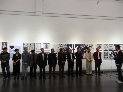 展览到场嘉宾的合影 展览到场嘉宾的合影