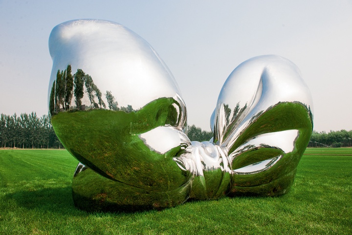 《蝴蝶》 425×200×245cm 不锈钢材质 2014
《蝴蝶》 425×200×245cm 不锈钢材质 2014