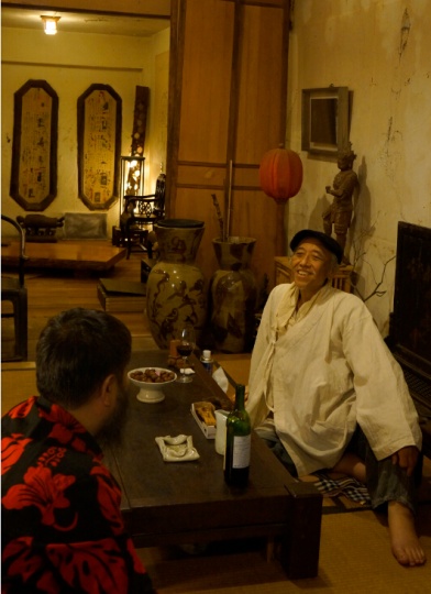 李津和于彭对饮,此时于彭只能闻酒而不能喝了,李津谈及此事依然伤感
李津和于彭对饮,此时于彭只能闻酒而不能喝了,李津谈及此事依然伤感