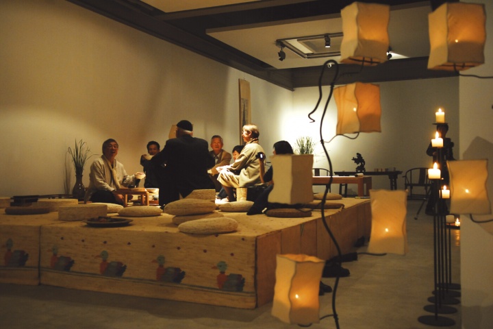 2007年刘太乃在北京三尚艺术空间做了于彭“草堂计划”的展览,此为展览现场,于彭正与前来的友人对饮畅谈
2007年刘太乃在北京三尚艺术空间做了于彭“草堂计划”的展览,此为展览现场,于彭正与前来的友人对饮畅谈