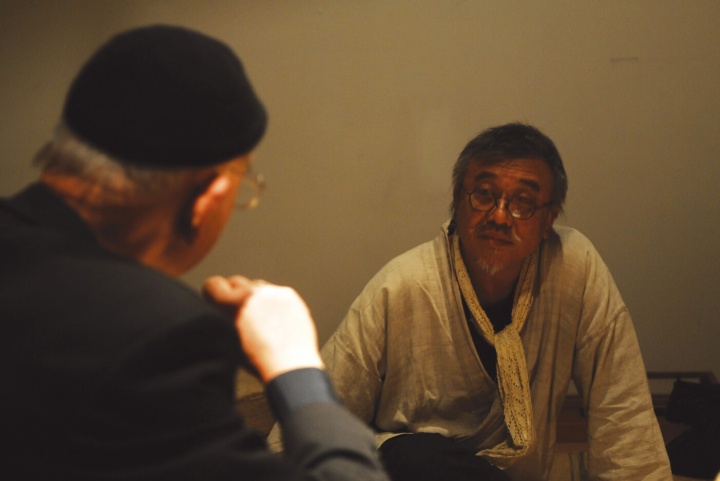 2007年北京三尚艺术空间 于彭个展“草堂计划”现场,于彭依旧一身布衣 2007年北京三尚艺术空间 于彭个展“草堂计划”现场,于彭依旧一身布衣