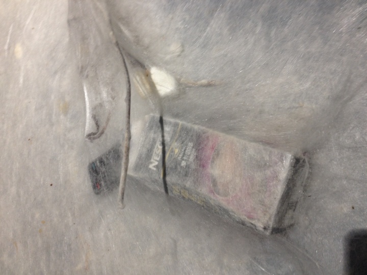 蚕丝遮盖了速溶咖啡、遥控器等日常用品
蚕丝遮盖了速溶咖啡、遥控器等日常用品