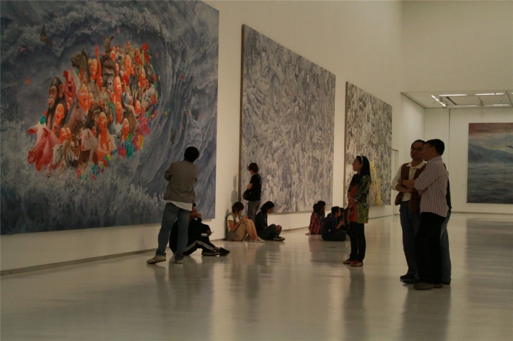 2011年6月,观众在西安美术馆欣赏方力钧作品
2011年6月,观众在西安美术馆欣赏方力钧作品