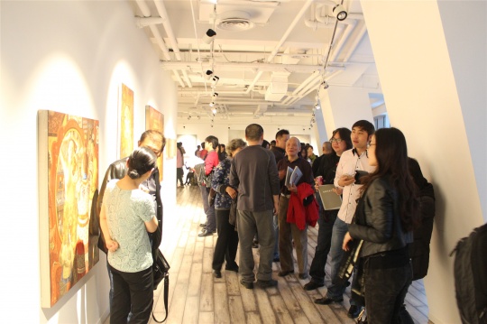 开幕一小时后的展厅人气依然高涨
开幕一小时后的展厅人气依然高涨