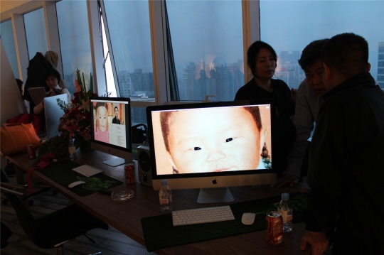 三位艺术家的作品供来宾观看
三位艺术家的作品供来宾观看