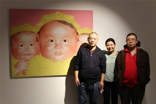 姐弟三人在作品前合影
姐弟三人在作品前合影