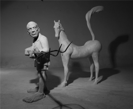 《粪土当年万户侯》170cm×63cm×141cm,132cm×52cm×195cm 玻璃钢 2012年
《粪土当年万户侯》170cm×63cm×141cm,132cm×52cm×195cm 玻璃钢 2012年