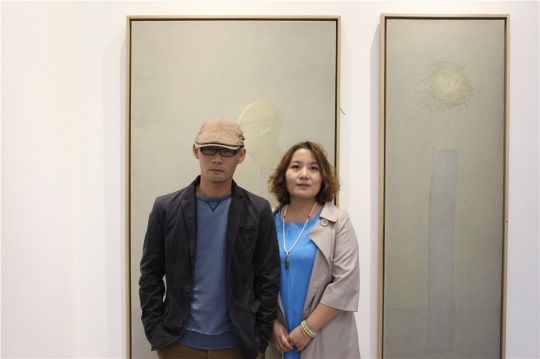 艺术家王永学与策展人丁浠文,背后的两件作品在本届CIGE已被收藏
艺术家王永学与策展人丁浠文,背后的两件作品在本届CIGE已被收藏
