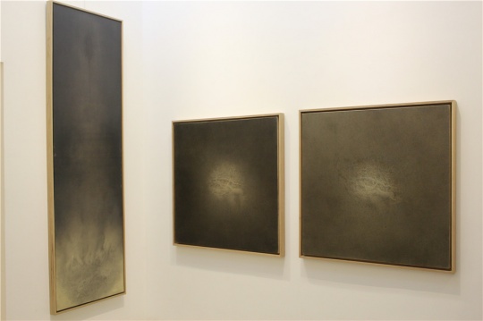 早期的《宿》系列作品,画面灰色浓重凸显物象
早期的《宿》系列作品,画面灰色浓重凸显物象