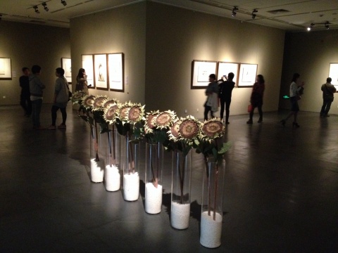 向阳花似乎在暗示这一展览与前一个展“向阳花”之间的关系 向阳花似乎在暗示这一展览与前一个展“向阳花”之间的关系