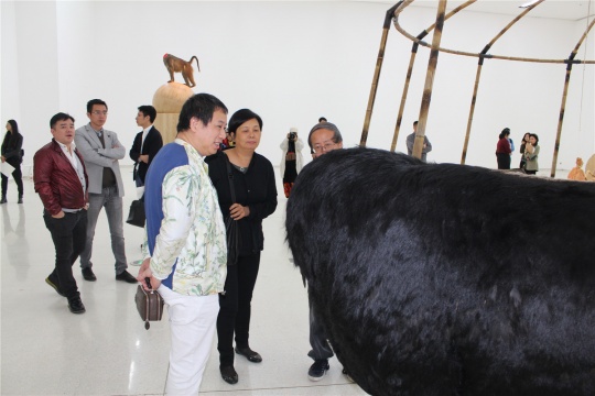 唐人当代艺术中心负责人郑林与黄永砯在作品前交流
