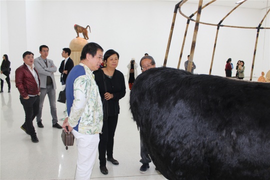 唐人当代艺术中心负责人郑林与黄永砯在作品前交流
唐人当代艺术中心负责人郑林与黄永砯在作品前交流