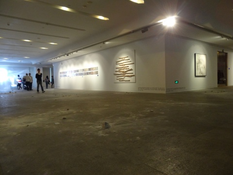 展厅的地面上到处散落的碎块，是展望的作品《空间闯入者》
