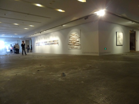 展厅的地面上到处散落的碎块,是展望的作品《空间闯入者》
展厅的地面上到处散落的碎块,是展望的作品《空间闯入者》