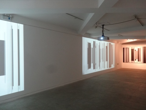 崔岫闻2014年的丙烯作品《轮回NO.12》与影像作品《轮回》
崔岫闻2014年的丙烯作品《轮回NO.12》与影像作品《轮回》