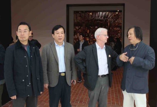 红砖美术馆馆长闫士杰与来宾分享对于作品的理解
红砖美术馆馆长闫士杰与来宾分享对于作品的理解