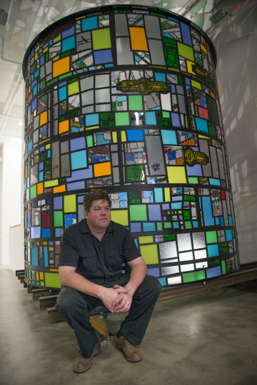 Tom Fruin坐在室内版《水塔》旁
Tom Fruin坐在室内版《水塔》旁