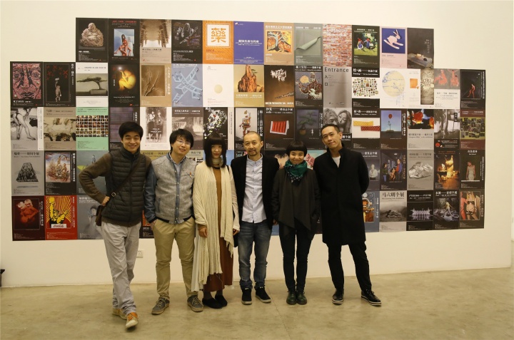 第一个瞬间：北京现在画廊十周年大趴（2014年10月22日）
我感觉当天晚上朋友圈好多照片，我自己扒了不少存下了，大家都拍得很好。用这张合影吧，背景是是画廊创办十年来，在北京、上海两地空间举办的76个展览的海报合集，没想到做了这么多展览。从左到右依次是姚朋、郑维、宋陈、我、周洁、洪绍裴，目前画廊合作比较紧密的部分艺术家。
