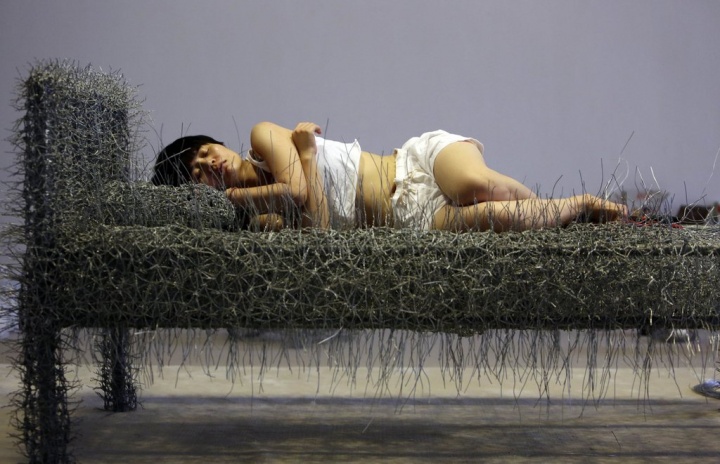 第二个瞬间:周洁个展“36天”(2014年8月9日)
周洁的展览可以说是在媒体曝光率上开创了艺术界展览之最。我记得同期开幕的蔡国强个展在头条新闻转发达到40万时,周洁的个展已经达到了200多万。我们有统计到的资料中,几乎所有的西方媒体都有报道这个展览,数量达到300多家。国内媒体就不必说了,开幕第二天,“周洁”在百度搜索排名第三。
第二个瞬间:周洁个展“36天”(2014年8月9日)
周洁的展览可以说是在媒体曝光率上开创了艺术界展览之最。我记得同期开幕的蔡国强个展在头条新闻转发达到40万时,周洁的个展已经达到了200多万。我们有统计到的资料中,几乎所有的西方媒体都有报道这个展览,数量达到300多家。国内媒体就不必说了,开幕第二天,“周洁”在百度搜索排名第三。