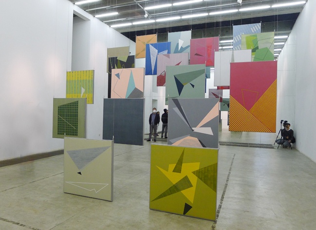 第四个瞬间:“绘画的细小差别——余晓个展”(2013年10月10日)
余晓是我们去年签约的新人,她常驻英国,去年是她和我们合作的第一次展览。展览名字很酷,作品很有意思,跟空间也配合得非常好。
第四个瞬间:“绘画的细小差别——余晓个展”(2013年10月10日)
余晓是我们去年签约的新人,她常驻英国,去年是她和我们合作的第一次展览。展览名字很酷,作品很有意思,跟空间也配合得非常好。