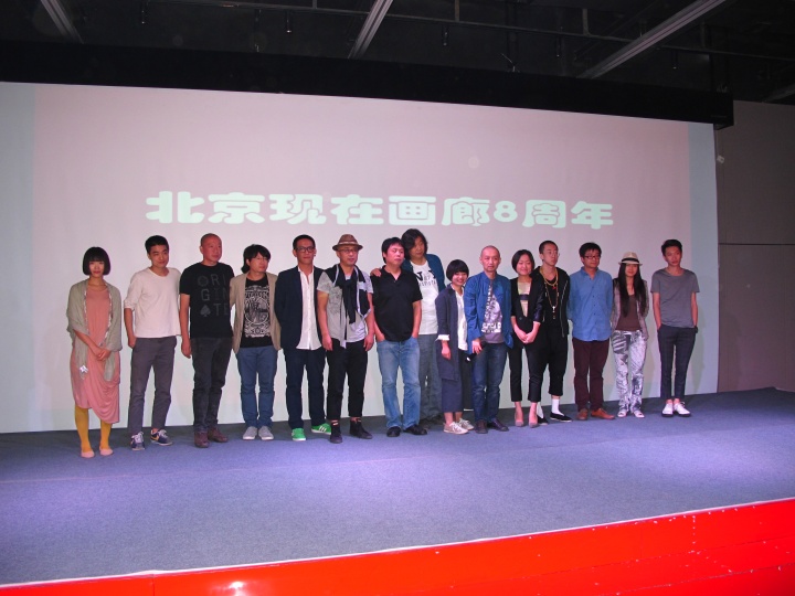 第六个瞬间:北京现在画廊8周年派对(2012年9月15日)
我们办了一个群展——“一意孤行不为所动——云雨第2回 ”。我们画廊在成立之初曾经做过一个叫“云雨”的展览,当时影响很大,连画册都卖空了。8周年时,我们重温了一下。“好大一个性,多大一点儿事儿啊”。
第六个瞬间:北京现在画廊8周年派对(2012年9月15日)
我们办了一个群展——“一意孤行不为所动——云雨第2回 ”。我们画廊在成立之初曾经做过一个叫“云雨”的展览,当时影响很大,连画册都卖空了。8周年时,我们重温了一下。“好大一个性,多大一点儿事儿啊”。