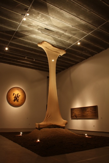 第八个瞬间:“入土为安——宋陈个展”(2011年3月2日)
这是一个特别不谙世事的女孩,整个人萌萌的,也懵懵的。全是用泥土做的作品,材质很特别。
第八个瞬间:“入土为安——宋陈个展”(2011年3月2日)
这是一个特别不谙世事的女孩,整个人萌萌的,也懵懵的。全是用泥土做的作品,材质很特别。