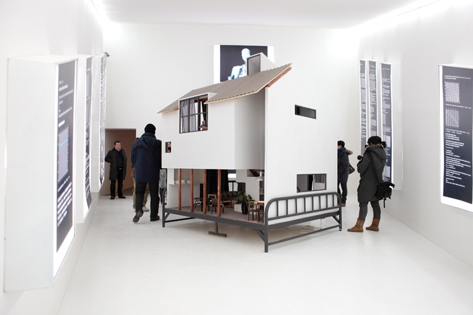 第十个瞬间:“出口——李博个展,入口——李晖个展”(2009年12月19日)
这是一个双个展。楼下是李晖,楼上是李博 。当时李晖在画廊里面盖了了大房子。
第十个瞬间:“出口——李博个展,入口——李晖个展”(2009年12月19日)
这是一个双个展。楼下是李晖,楼上是李博 。当时李晖在画廊里面盖了了大房子。
