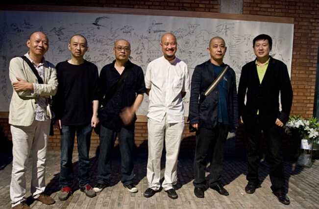 第十二个瞬间:画廊五周年,叶永青个展“象不象”(2009年9月25日)
这个展览很有意思,基本上所有美术圈的大佬都出席了,也是我们画廊五周年。 受叶帅邀请,每个来的艺术家都在我们准备的一张白纸上画了一只鸟。
第十二个瞬间:画廊五周年,叶永青个展“象不象”(2009年9月25日)
这个展览很有意思,基本上所有美术圈的大佬都出席了,也是我们画廊五周年。 受叶帅邀请,每个来的艺术家都在我们准备的一张白纸上画了一只鸟。