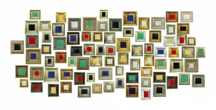 第十一个瞬间：绘•画——何森个展（2009年11月04日）
与何森以往的作品不太一样，他采用了一种新方法。用稀糊糊的颜料，白色、青色、绿色等等，整个涂满画面，再用清水毛笔进行勾勒。实际上这些作品都是颜料上的印儿，这是何森参加威尼斯双年展的项目回到北京之后的一个展示。
