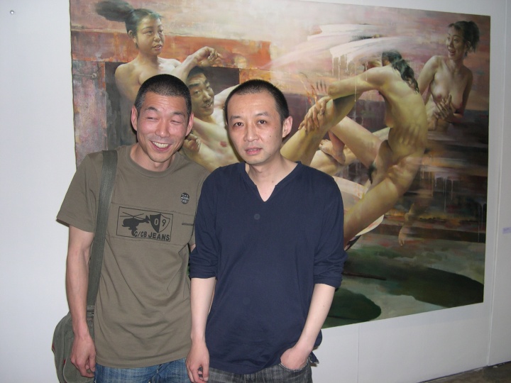 第十九个瞬间:“刺激2007——黄进明的救赎个展”(2007年05月02日)
这是我只做过一个个展的艺术家。黄进明,他是一个病人,长期居住在洛阳精神病院,他学雕塑的,他在医院里还教人画画。他的作品非常疯狂,当时我们带他作品去意大利博洛尼亚博览会,被一个意大利的服装巨头买了,搁到他做的酒店大堂了。你知道,他怎么出院的吗?因为他画里的蓝天白云真的是蓝的和白的,所以被认为是正常的。他的画特别好、特细致、特别有力量。
第十九个瞬间:“刺激2007——黄进明的救赎个展”(2007年05月02日)
这是我只做过一个个展的艺术家。黄进明,他是一个病人,长期居住在洛阳精神病院,他学雕塑的,他在医院里还教人画画。他的作品非常疯狂,当时我们带他作品去意大利博洛尼亚博览会,被一个意大利的服装巨头买了,搁到他做的酒店大堂了。你知道,他怎么出院的吗?因为他画里的蓝天白云真的是蓝的和白的,所以被认为是正常的。他的画特别好、特细致、特别有力量。