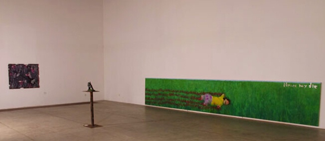 第九个瞬间:“板上钉钉—— 郑维个展”(2010年3月20日)。
郑维是这样的。我在嘉德在线看到他的作品,我就一直买,几百块钱一张。我买了很多之后,我就让人去找,后来找到之后,他很惊喜,他是央美的,他知道我找他时特别激动,他是一个摇滚乐爱好者,他中学时就知道我。从郑维上大二起的所有作品都是我买的,后来郑维跟我说,“黄老师,你帮了我大忙了。”因为这样,他上学期间就不用像其他学生那样去代课或者去干其他活儿。但我没有在他一毕业就跟他签约。我跟他说:“你要跟别人签约,先问一下我。”因为我有他太多的作品了。后来他做出木刻加综合材料的那批作品时,我们才开始真正签约合作。现在,郑维几乎是出来一张,就被买走一张了。
第九个瞬间:“板上钉钉—— 郑维个展”(2010年3月20日)。
郑维是这样的。我在嘉德在线看到他的作品,我就一直买,几百块钱一张。我买了很多之后,我就让人去找,后来找到之后,他很惊喜,他是央美的,他知道我找他时特别激动,他是一个摇滚乐爱好者,他中学时就知道我。从郑维上大二起的所有作品都是我买的,后来郑维跟我说,“黄老师,你帮了我大忙了。”因为这样,他上学期间就不用像其他学生那样去代课或者去干其他活儿。但我没有在他一毕业就跟他签约。我跟他说:“你要跟别人签约,先问一下我。”因为我有他太多的作品了。后来他做出木刻加综合材料的那批作品时,我们才开始真正签约合作。现在,郑维几乎是出来一张,就被买走一张了。