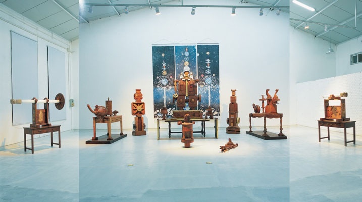 第二十七个瞬间：“未来佛——王迈个展”（2005年09月19日）
王迈个展“未来佛”就一件作品。这件作品很大，后来在工体的空间展不下这件作品，所以我们在费家村的仓库展的这件作品，这件作品就一件，最后被老张收藏了，80万，在当时是很贵的一个价格，可以帮助到王迈。这也是我们唯一的一个仓库展，当时把人全部带到费家村了。王迈也是一个很好的艺术家，品味很特别，作品也很特别，至今我都不明白为什么他没有大火。
