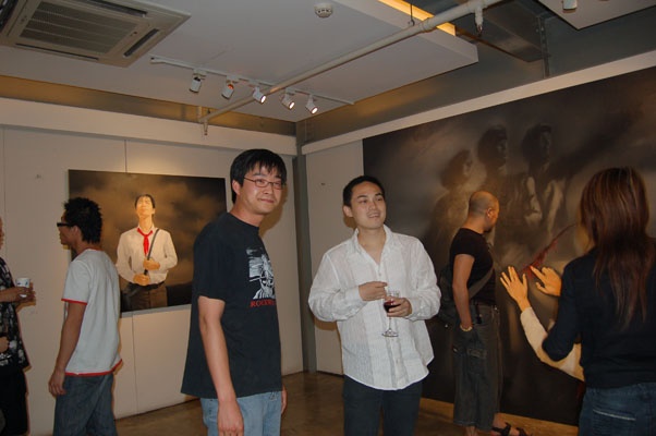 第二十二个瞬间：“理想——张发志个展”（2006年06月06日）
张发志是我们第一个签全约的艺术家，也是我们从一至终一直在合作的艺术家，到目前为止已经九年了。他的作品一直在探讨理想和修正的问题，他是一个思考型的艺术家，有些像张晓刚。
