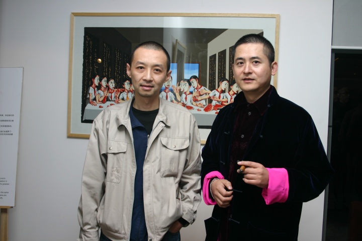 第三十个瞬间：“板起面孔——中国现在艺术第一次版画联展”（2004年11月03日）
现在好多人做版画展，我们做的时候没什么人做。这是我们画廊开幕之后的第二个展览，囊括了当代艺术圈内几乎所有的大腕，曾梵志、刘野、方力钧、王广义、张晓刚、岳敏君等等，你知道我们卖了多少吗？第一天我们就卖出了76张。当时大家都惊了，原来还有这么一个市场。
