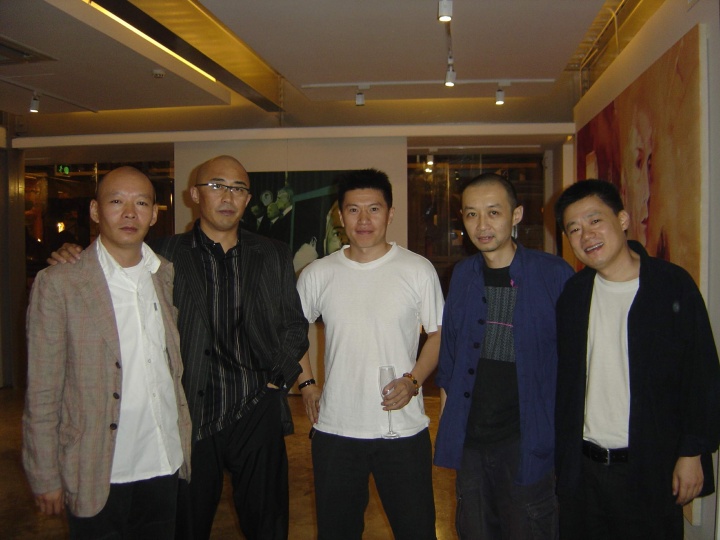 第三十个瞬间:北京现在画廊开幕展“911之后——杨少斌个展”(2004年09月15日)
杨少斌个展也挺有意思的。本来是9月11日开幕的,后来怕伤害美国人民的感情我们推到了9月15日。当时张锐的老婆不理解,问我“燎原,这世界上有这么多美好的图像,我们为什么要做这样的血肉模糊的呢?”她觉得很暴力,但我就是觉得好,暴力美学嘛,坚持做了这样一个展览。当时是栗宪庭、少斌和我共同为现在画廊开幕剪的彩。
第三十个瞬间:北京现在画廊开幕展“911之后——杨少斌个展”(2004年09月15日)
杨少斌个展也挺有意思的。本来是9月11日开幕的,后来怕伤害美国人民的感情我们推到了9月15日。当时张锐的老婆不理解,问我“燎原,这世界上有这么多美好的图像,我们为什么要做这样的血肉模糊的呢?”她觉得很暴力,但我就是觉得好,暴力美学嘛,坚持做了这样一个展览。当时是栗宪庭、少斌和我共同为现在画廊开幕剪的彩。