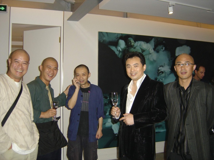 2004年9月15日,北京现在画廊在工体揭幕,左起叶永青、方力钧、黄燎原、张锐、杨少斌
2004年9月15日,北京现在画廊在工体揭幕,左起叶永青、方力钧、黄燎原、张锐、杨少斌