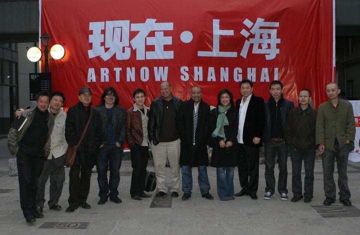 第二十个瞬间：“现在上海——上海新空间开幕群展”（2007年03月10日）
上海空间的开幕展也很有意思。当时正是中国艺术市场井喷的时候，我们扩张到上海。上海站在开幕时，没有人看到任何一件作品，我用布喷了很多美元、英镑，将作品包了起来。所以在整个开幕的时候，没有人看到任何一件作品。我做了一段著名的讲话，当时在网络上疯传，我可以找给你，很好玩。然后，我们有很大的展厅，当天挤满了，突然出现了三个穿着很少的女孩，跳现代舞。现在有人学我们这么玩。当时很夸张，我们从北京请了100多个人过去。
