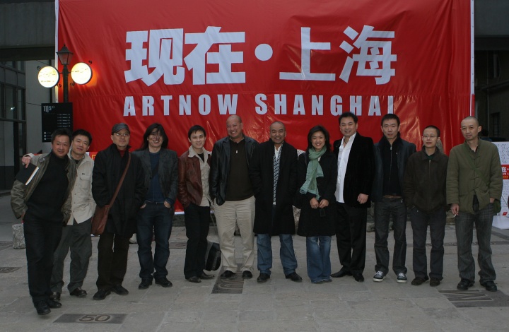 第二十个瞬间:“现在上海——上海新空间开幕群展”(2007年03月10日)
上海空间的开幕展也很有意思。当时正是中国艺术市场井喷的时候,我们扩张到上海。上海站在开幕时,没有人看到任何一件作品,我用布喷了很多美元、英镑,将作品包了起来。所以在整个开幕的时候,没有人看到任何一件作品。我做了一段著名的讲话,当时在网络上疯传,我可以找给你,很好玩。然后,我们有很大的展厅,当天挤满了,突然出现了三个穿着很少的女孩,跳现代舞。现在有人学我们这么玩。当时很夸张,我们从北京请了100多个人过去。
第二十个瞬间:“现在上海——上海新空间开幕群展”(2007年03月10日)
上海空间的开幕展也很有意思。当时正是中国艺术市场井喷的时候,我们扩张到上海。上海站在开幕时,没有人看到任何一件作品,我用布喷了很多美元、英镑,将作品包了起来。所以在整个开幕的时候,没有人看到任何一件作品。我做了一段著名的讲话,当时在网络上疯传,我可以找给你,很好玩。然后,我们有很大的展厅,当天挤满了,突然出现了三个穿着很少的女孩,跳现代舞。现在有人学我们这么玩。当时很夸张,我们从北京请了100多个人过去。