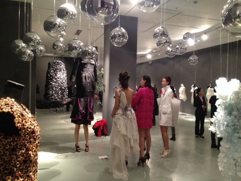 “2014当时装遇到珠宝 北京国际时尚艺术与设计展”是本次展览中最为亮眼的部分
“2014当时装遇到珠宝 北京国际时尚艺术与设计展”是本次展览中最为亮眼的部分