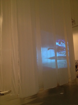 在洁白垂下的帷幔上展示的耿雪作品《海公子》,本就玄幻的作品更显神秘
在洁白垂下的帷幔上展示的耿雪作品《海公子》,本就玄幻的作品更显神秘