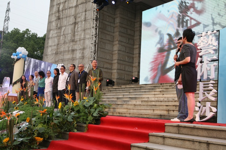 “2011艺术长沙”主题为“解离”,参展艺术家包括毛旭辉、张晓刚、展望、马六明、陈文波、赵能智、陈蔚、段建宇、马秋莎、王光乐
“2011艺术长沙”主题为“解离”,参展艺术家包括毛旭辉、张晓刚、展望、马六明、陈文波、赵能智、陈蔚、段建宇、马秋莎、王光乐