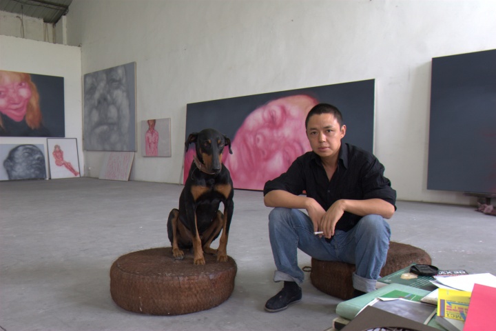 2004年赵能智在老蓝顶工作室
2004年赵能智在老蓝顶工作室